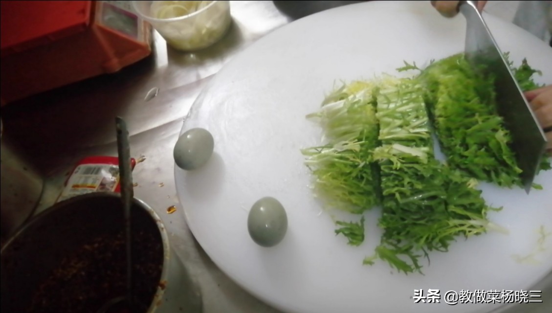 厨师长做的松花蛋拌的苦菊真是太好吃了营养健康名人们都爱吃