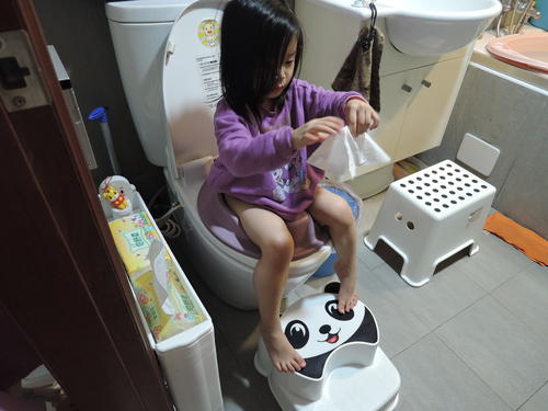如厕训练导致宝宝焦虑,如厕训练宝宝不愿意坐马桶