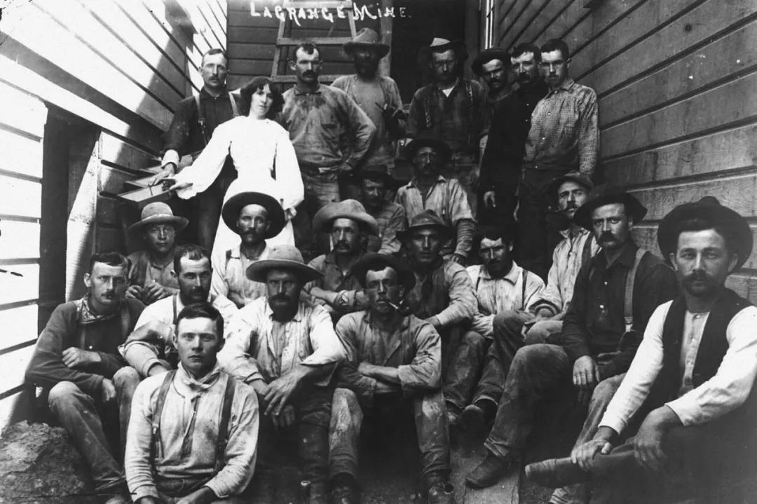 牛仔裤盐水泡多久不掉色,新买的牛仔裤浸泡用醋精可以吗