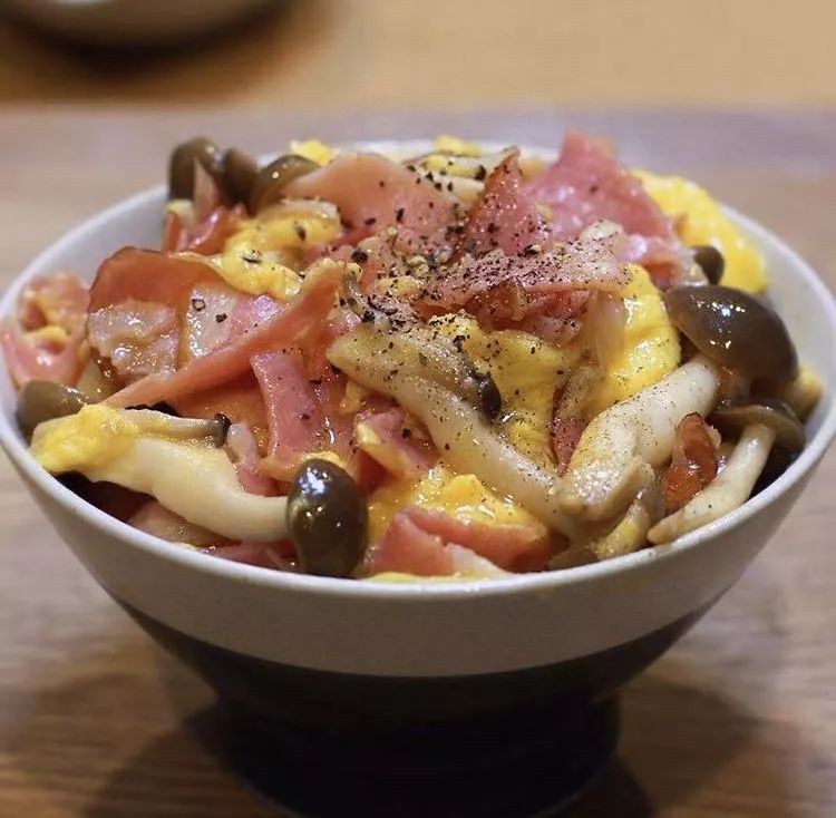 100日元在日本吃一天,100日元在日本吃寿司