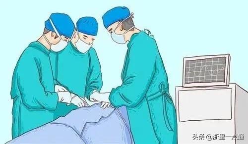 胃口变差，医生从肚子里取出一个“足球”！疫情之下这些事拖不得