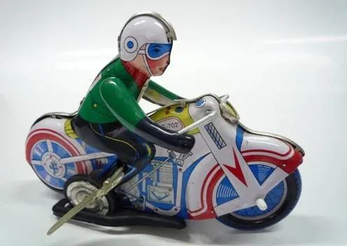 “高手在民间”!发明家爷爷造出在家就能踢的足球屋!