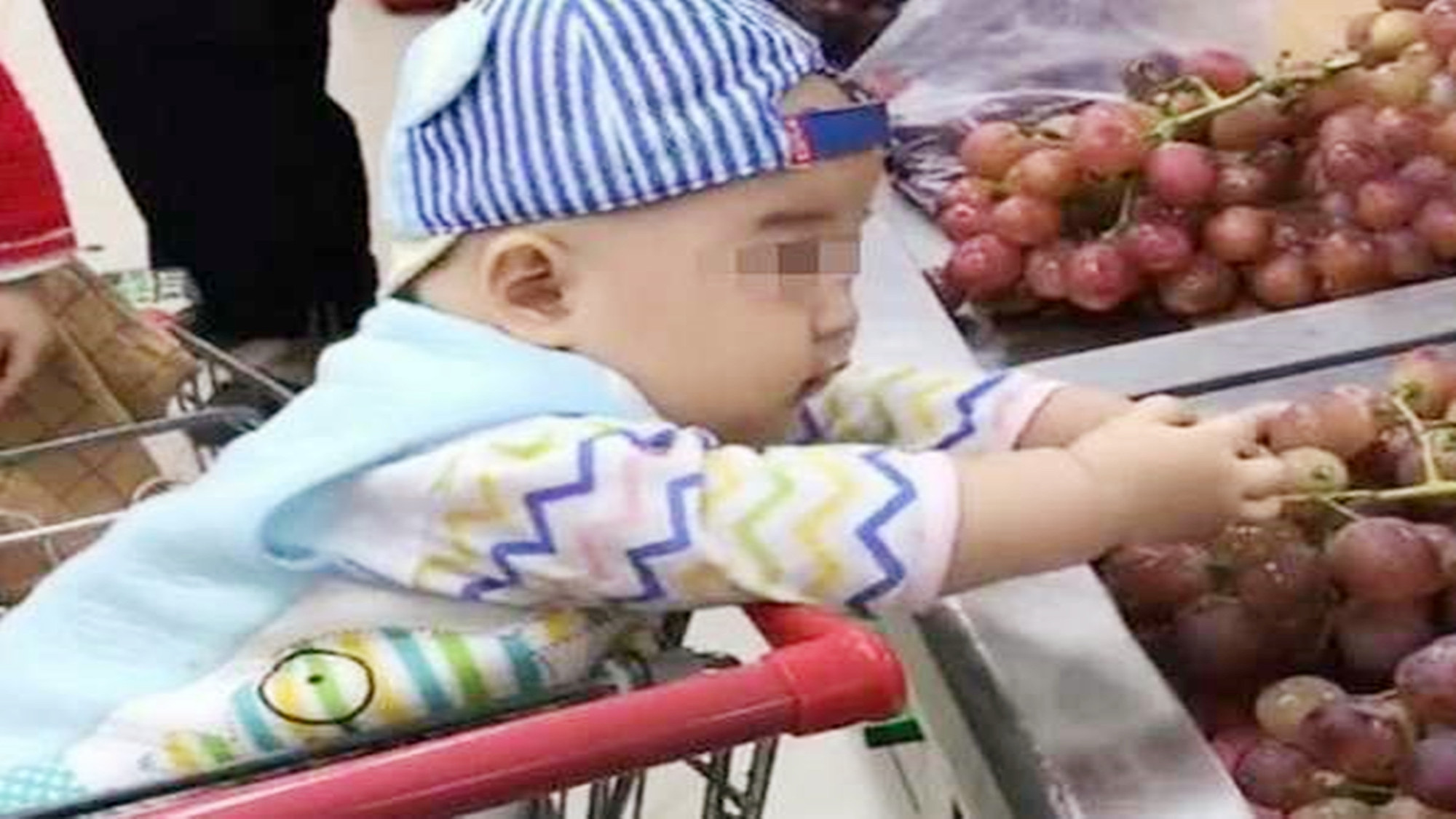 小孩吃了颗葡萄被超市员工骂半天,小孩偷吃草莓家长竟训老板