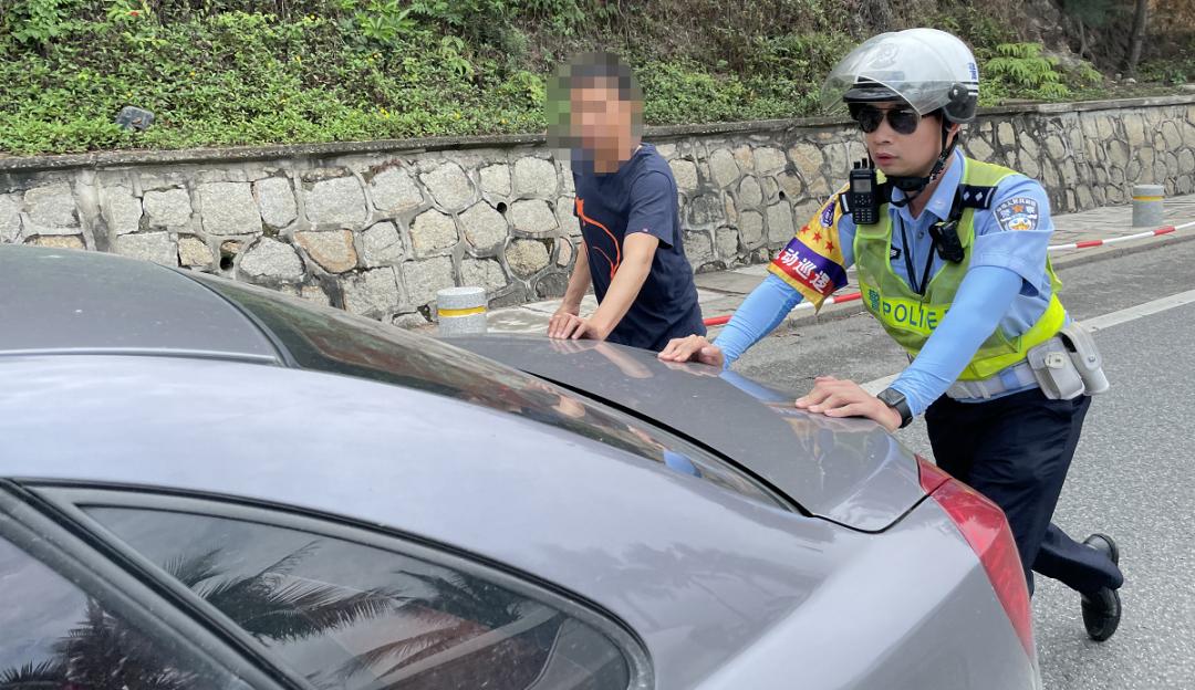 有司机看着换胎工具一筹莫展，有小车P档锁死无法动弹，都被交警轻松解决