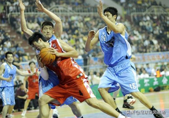 和易建联同一天生日，17岁进国篮27岁退役，现跟阿联一起做青训
