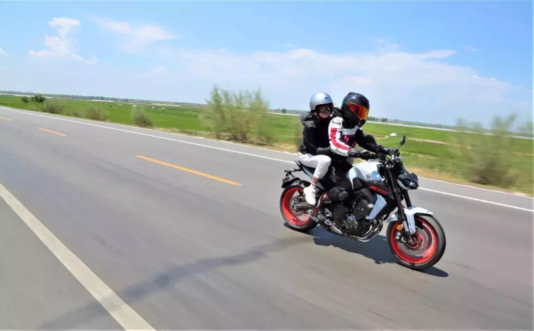 90马力老外雅马哈mt09测评,雅马哈扭力大师mt09新版