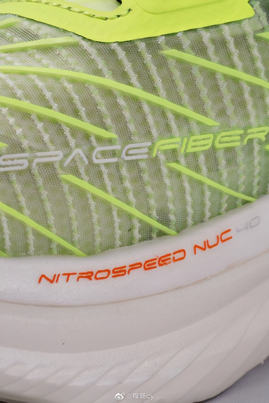 李宁超轻19和安踏跑鞋哪个好,公认脚感最好的10双国产跑鞋安踏