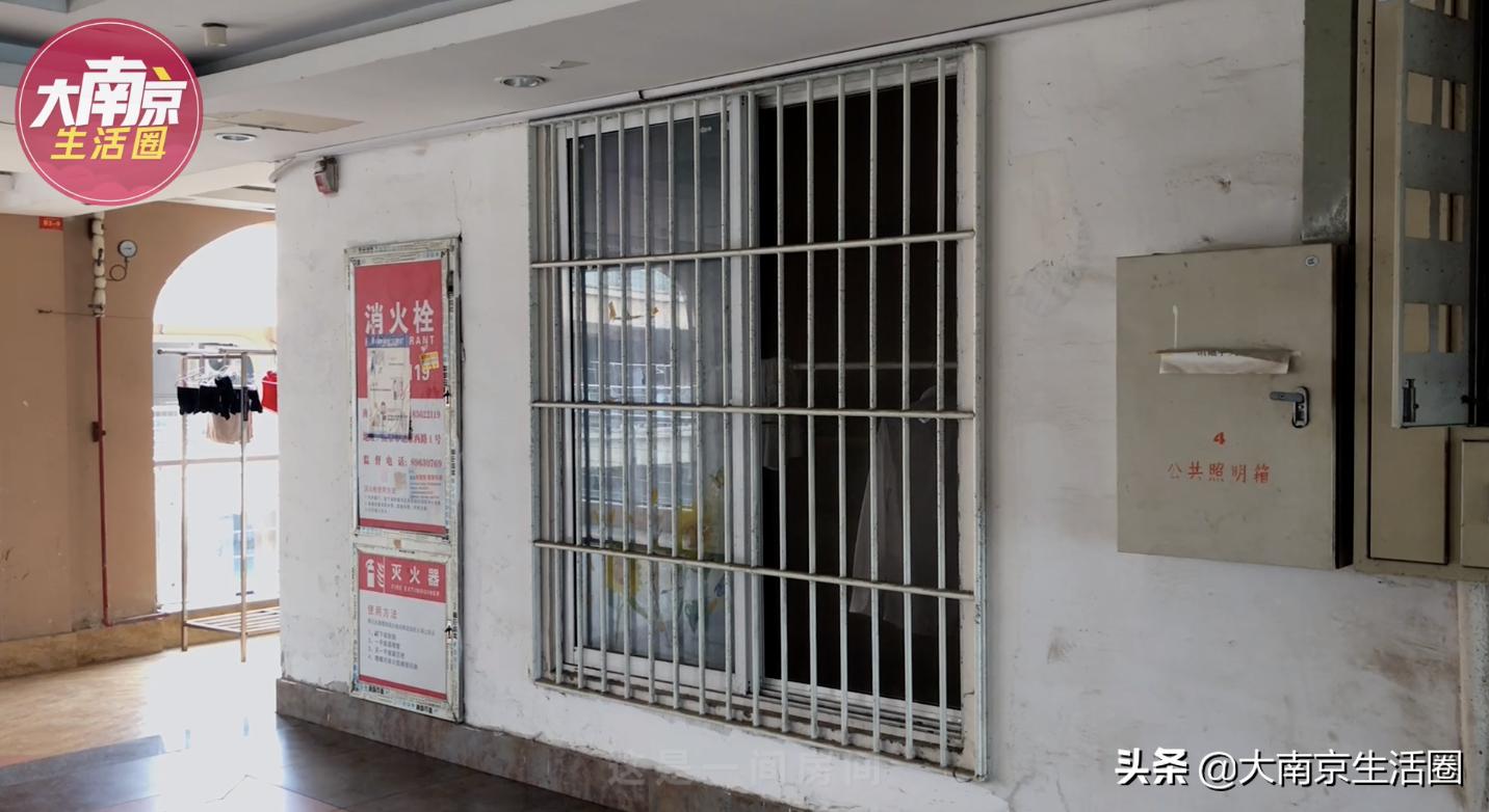 南京南站CBD旁的大型购物中心，商家纷纷撤离，如今却住满了人