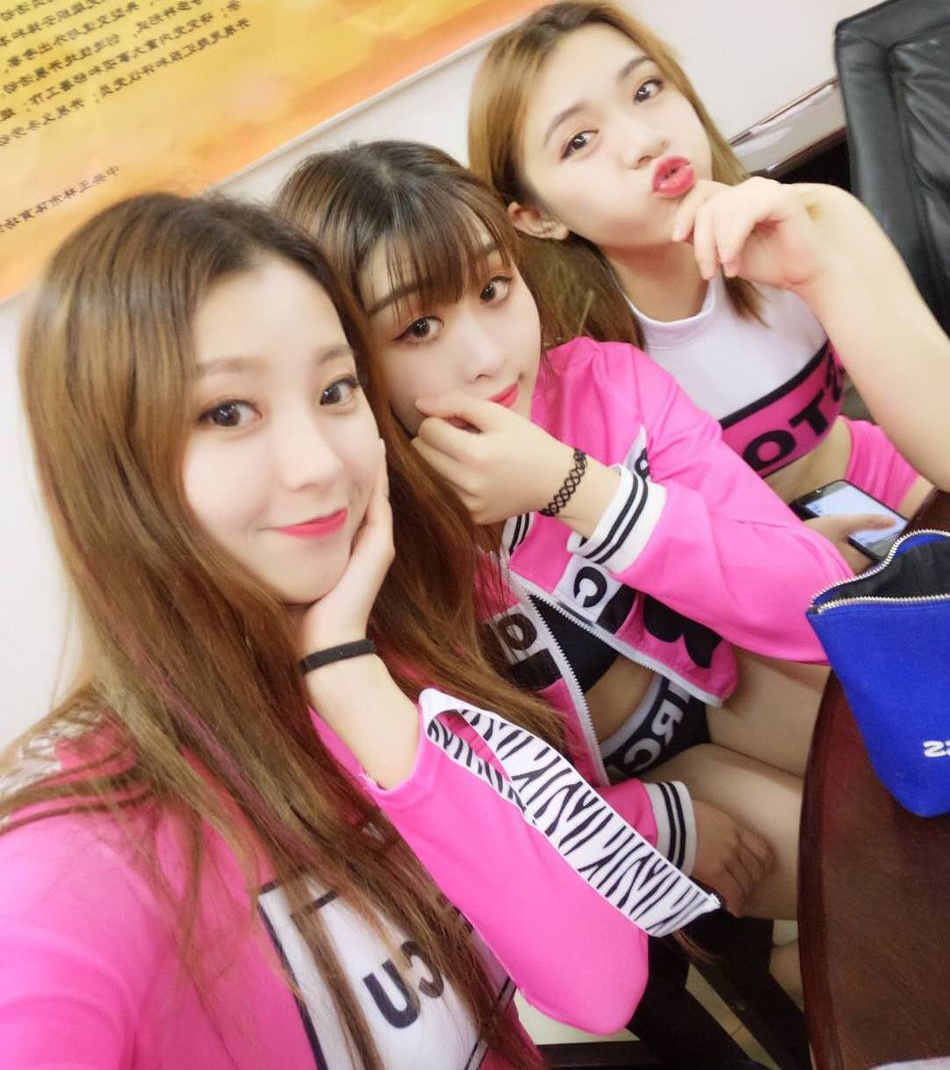 CBA最美篮球宝贝，因与易建联合照走红，自曝CBA“*规则潜**”引争议