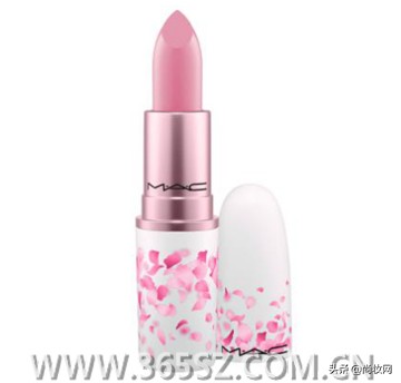 百花盛开的季节让花瓣的颜色飞上双唇