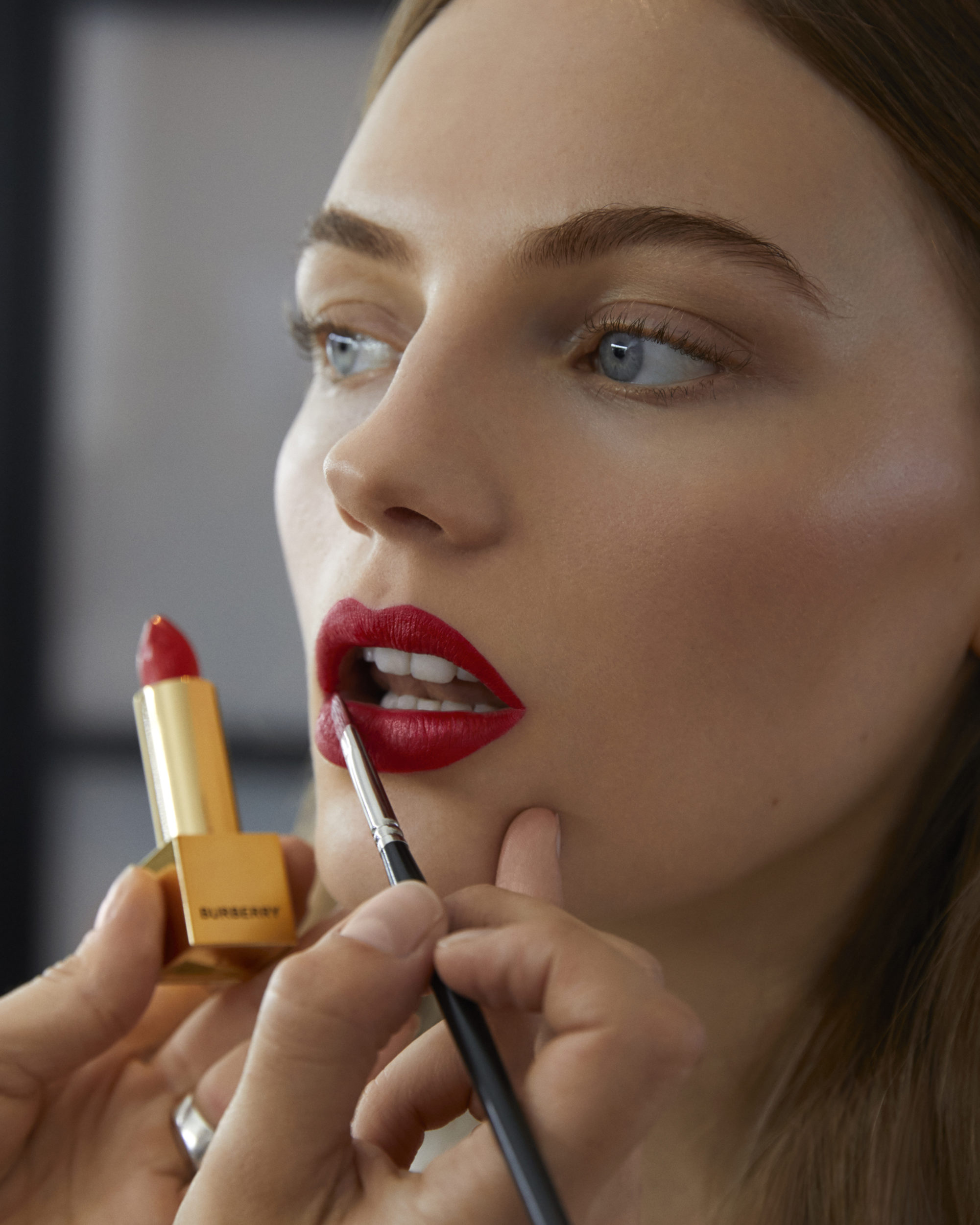 burberry之吻晶润缎彩唇膏试色,burberry液体唇膏93试色