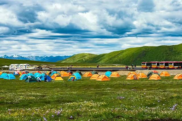 暂离城市的喧嚣，来拥抱若尔盖大草原，湖在天上，天在湖中