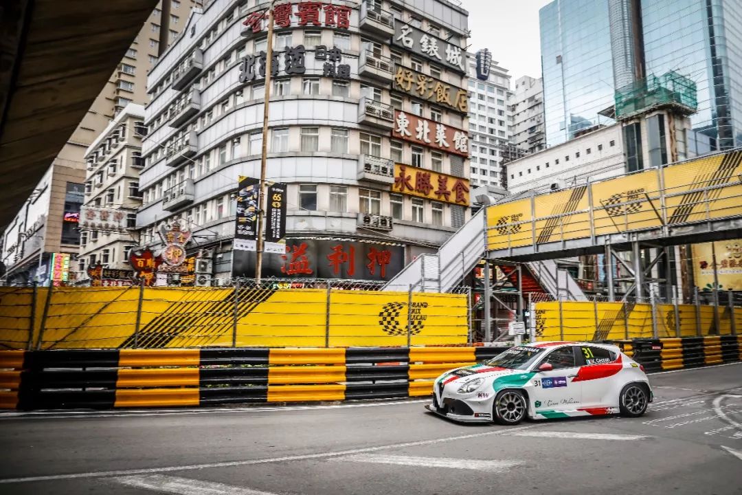 这里是街道飙车的天堂，要想当车神先得过这一关