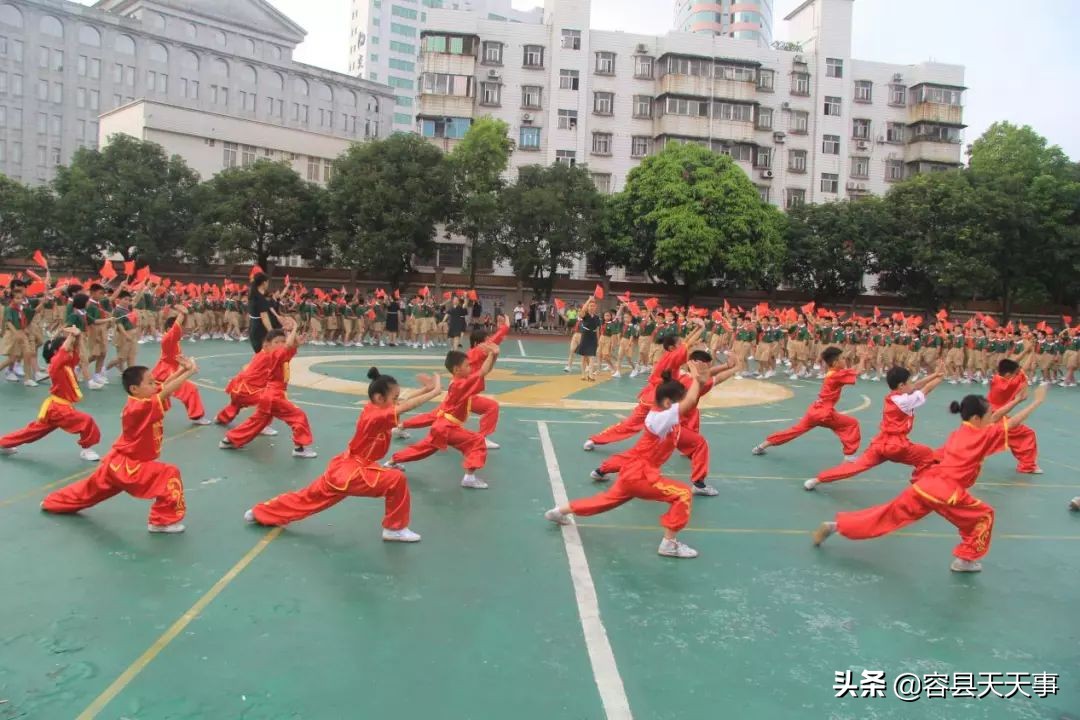 3000多名师生传递国旗为祖国庆生,万名师生用歌声庆祝祖国华诞