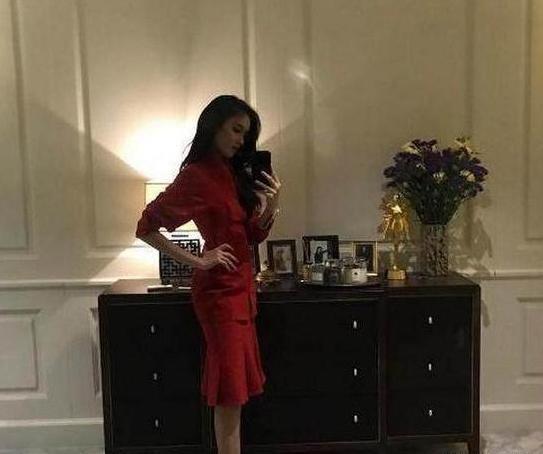 参观人妖皇后宝儿的家，金色浮雕镜子前还有蜡烛，这设计第一次见