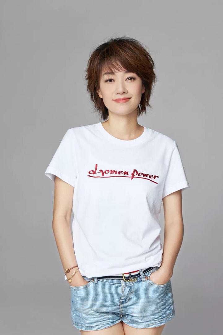 马伊琍t恤配中款裙,马伊琍条纹t恤女