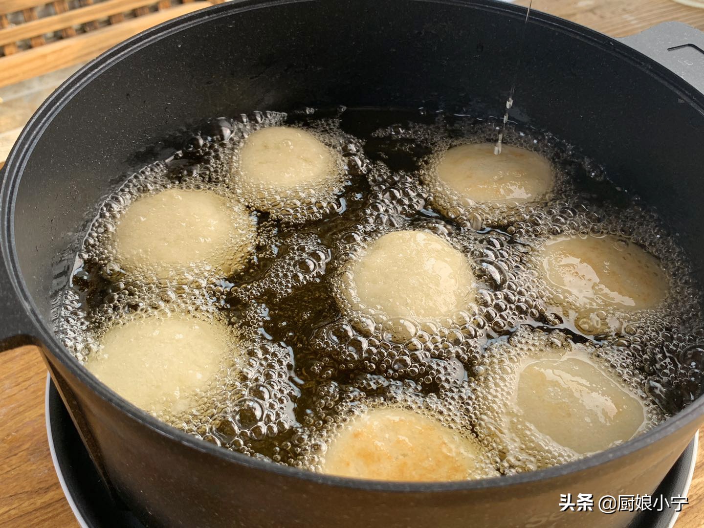 油炸糕怎么做才会蓬松酥脆视频,大黄米面油炸糕怎样做酥脆鼓大泡