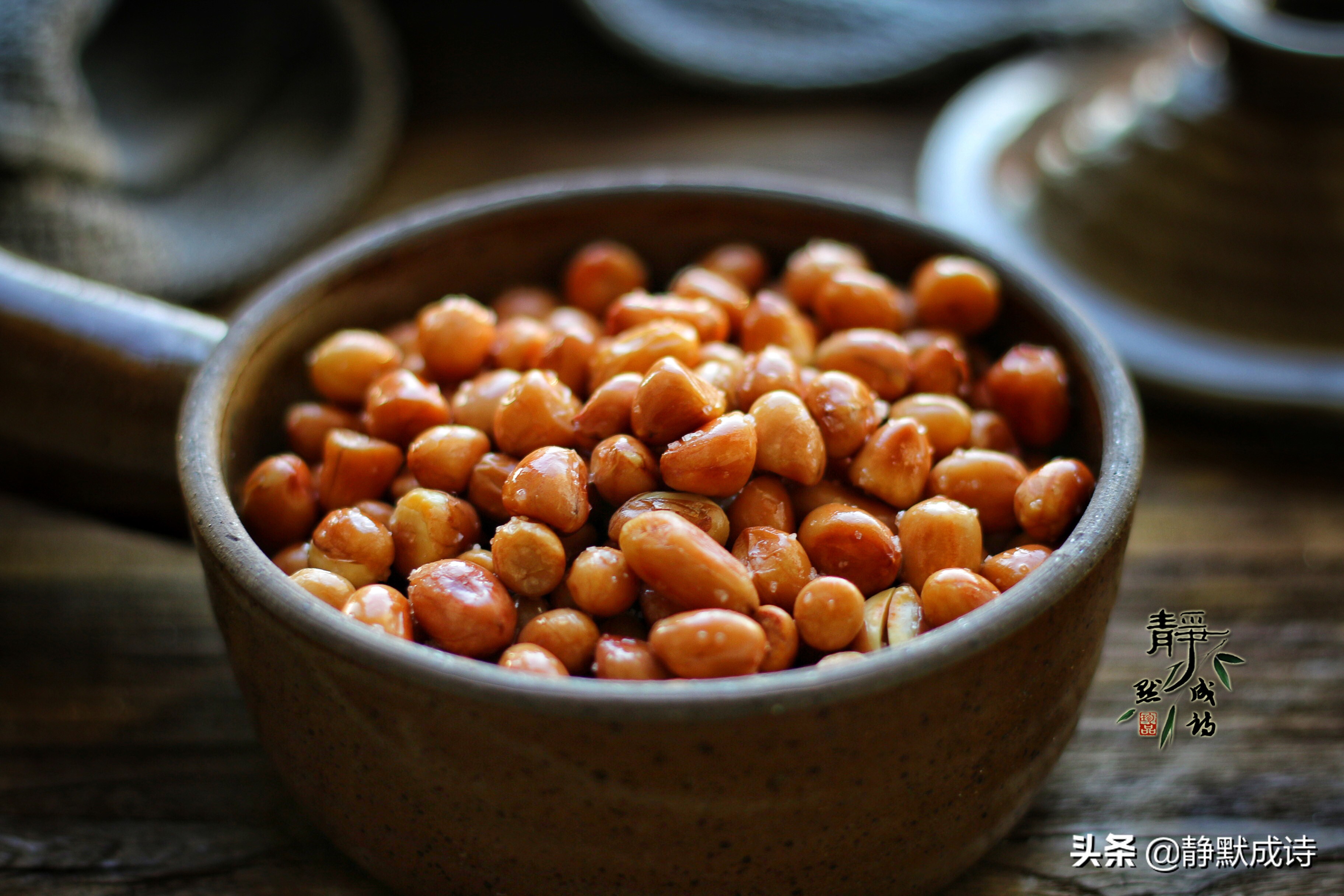 油炸花生米放了几天不脆了怎么办,油炸花生米返潮怎么用微波炉