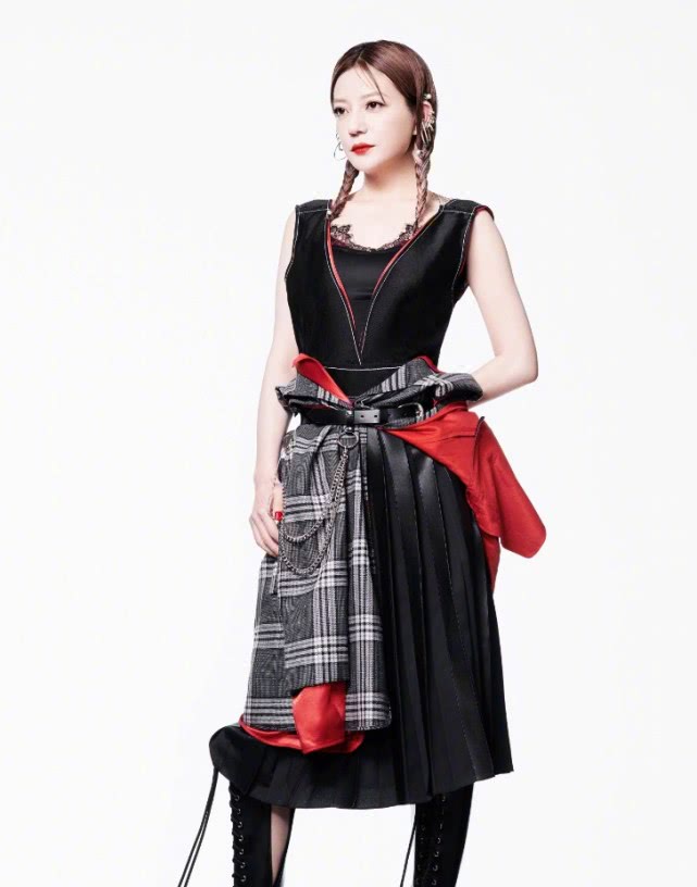 43岁赵薇尝试暗黑风格拍大片，绑两条“蝎尾辫”，看起来超A的