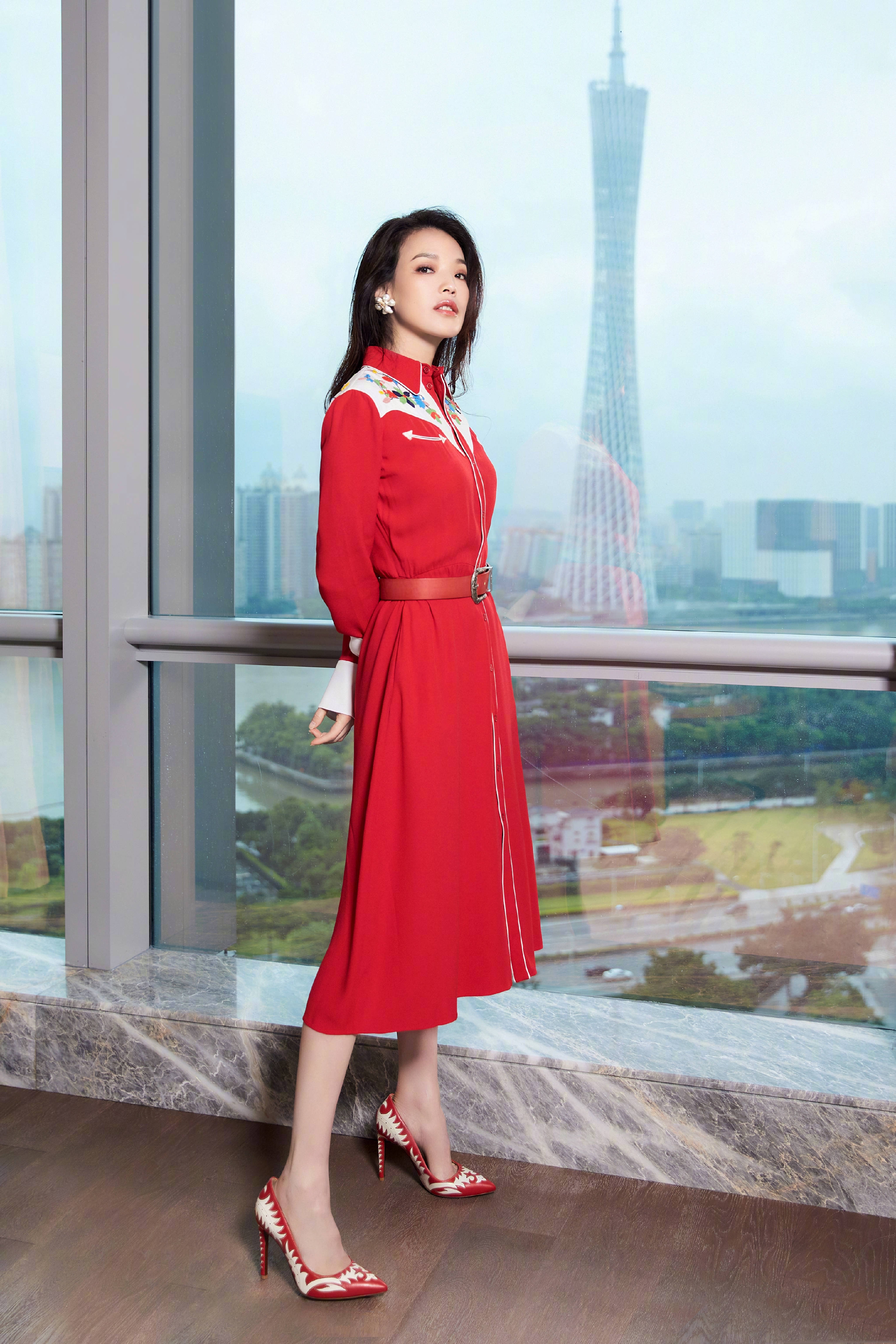 舒淇最新美照丝绒西装配红唇,舒淇穿红色西装干练酷飒