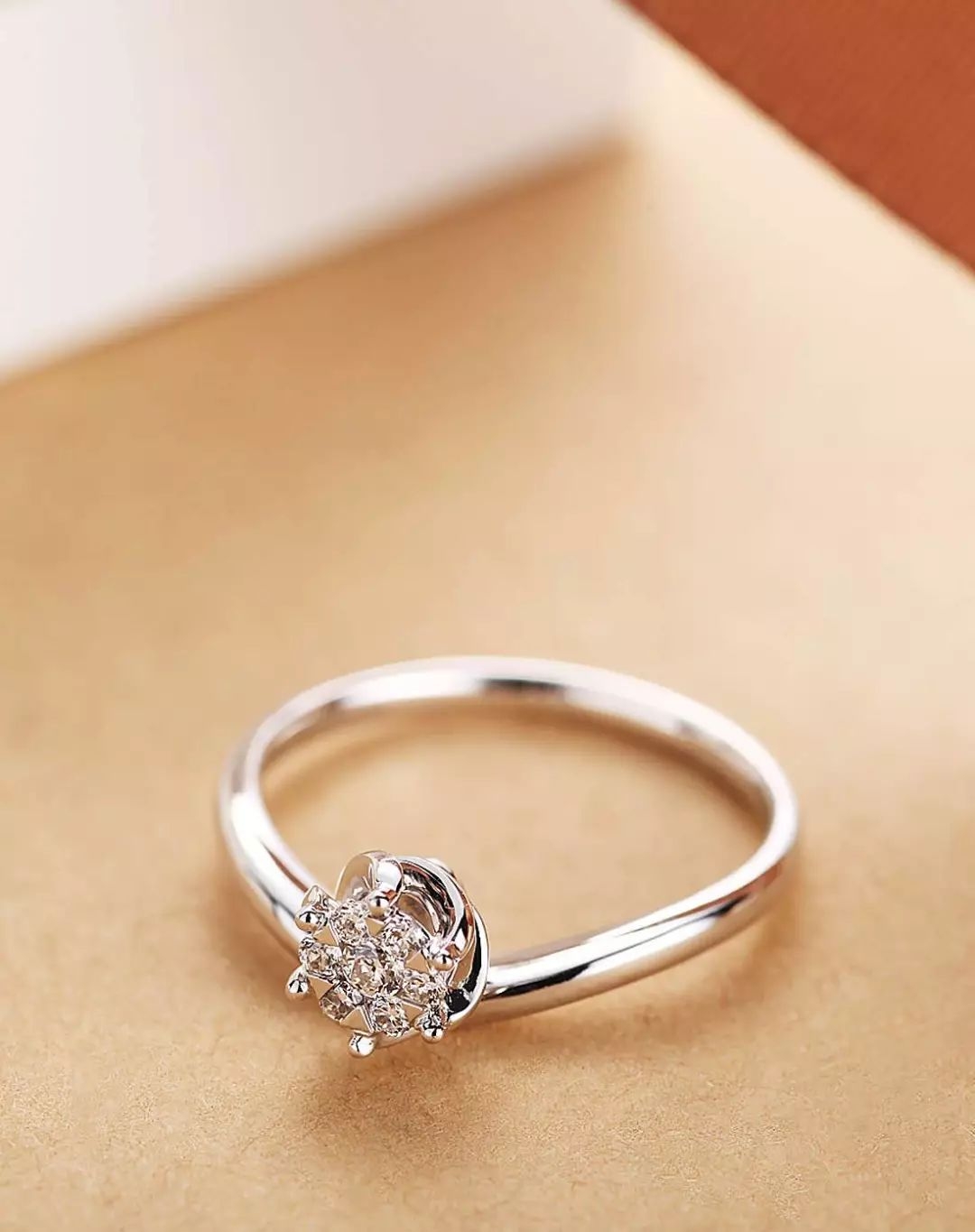 情侣戒指给女朋友戴哪个手指,情侣戒指女生该戴哪个手指