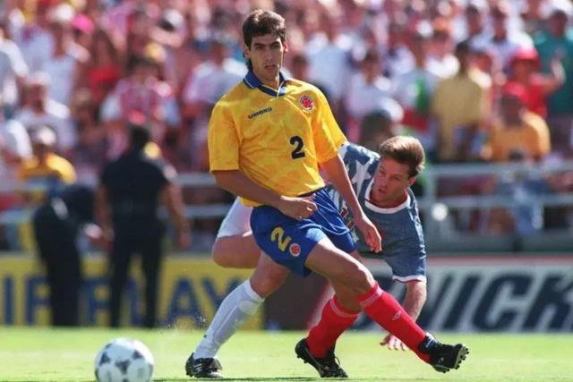 他在世界杯踢进一个乌龙球，致使国家队被淘汰！回国身中12枪而亡