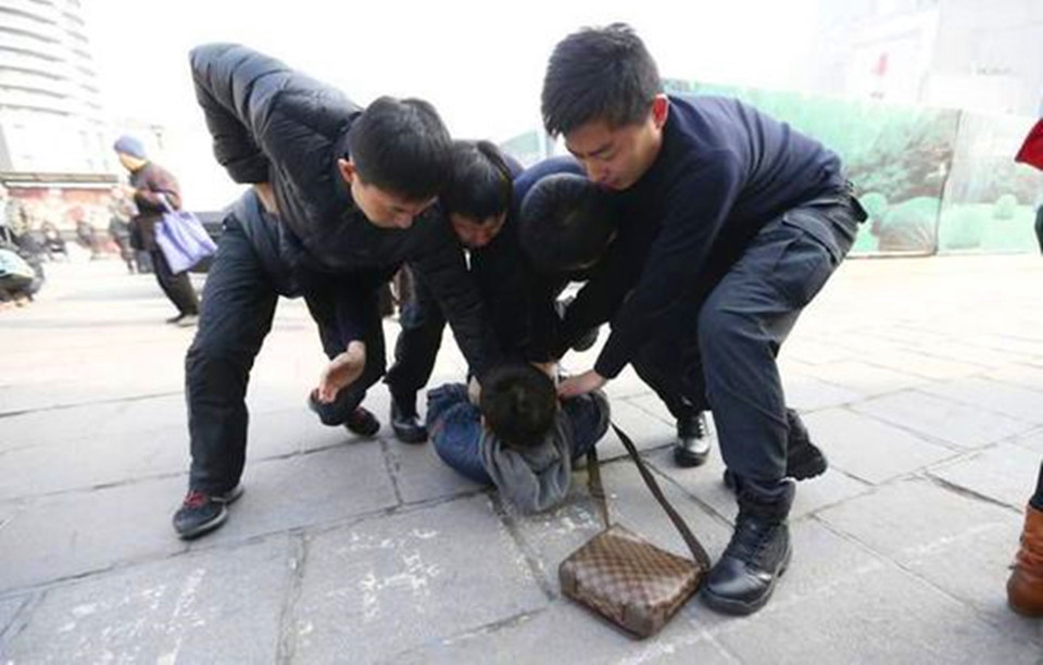 痴情女人为爱付出放弃一切的下场,痴情女子为了爱人的未来甘愿入狱