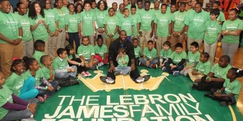 詹姆斯是不是救了安东尼,他救了一条人命挽救了2个家庭