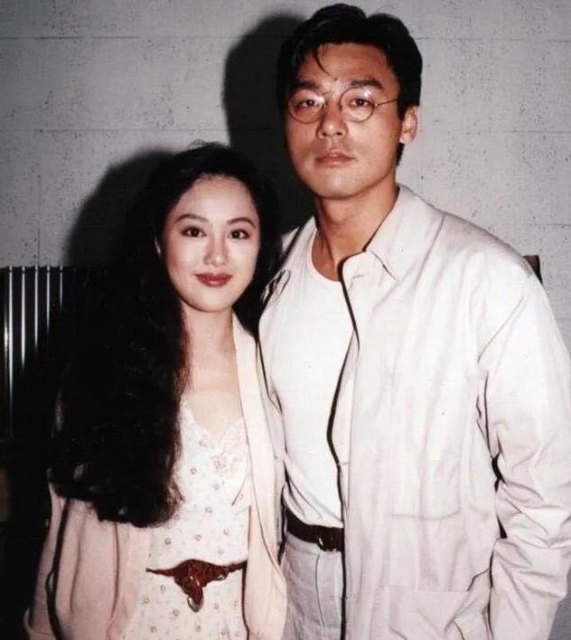 现在是章小蕙有钱还是钟镇涛有钱,钟镇涛和章小蕙到底欠多少钱