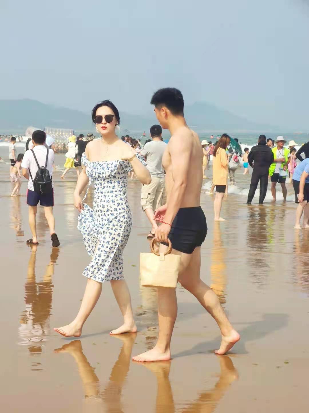 青岛金沙滩——亚洲第一滩，夏天人气火爆，美女扎堆，超级震撼