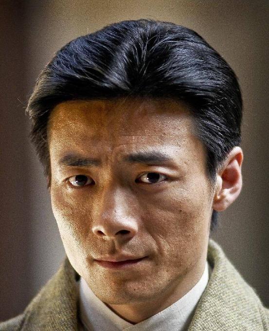 潜伏首播是哪一年,潜伏电视剧中真正的逃犯是谁