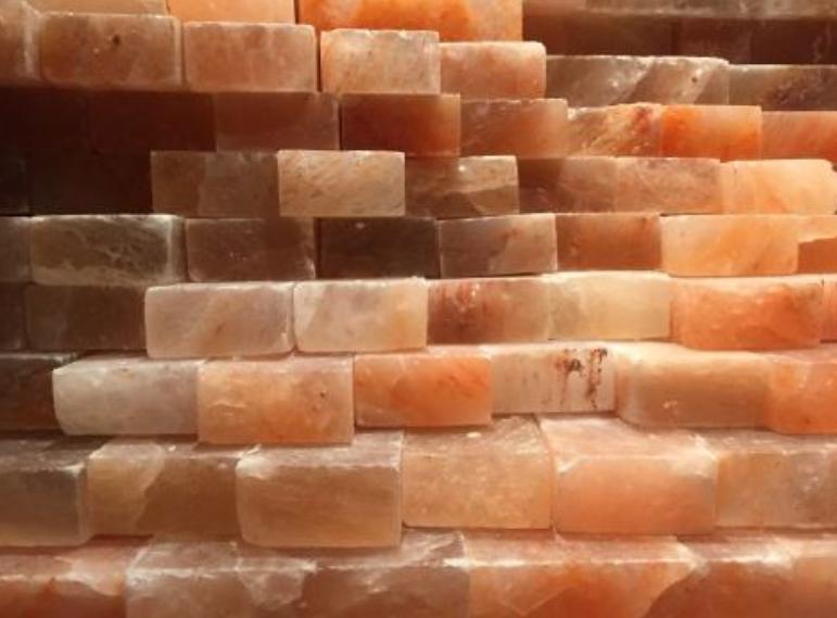 在中国3块钱买的，换个包装3万卖给中国人，中国的“冤大头”真多