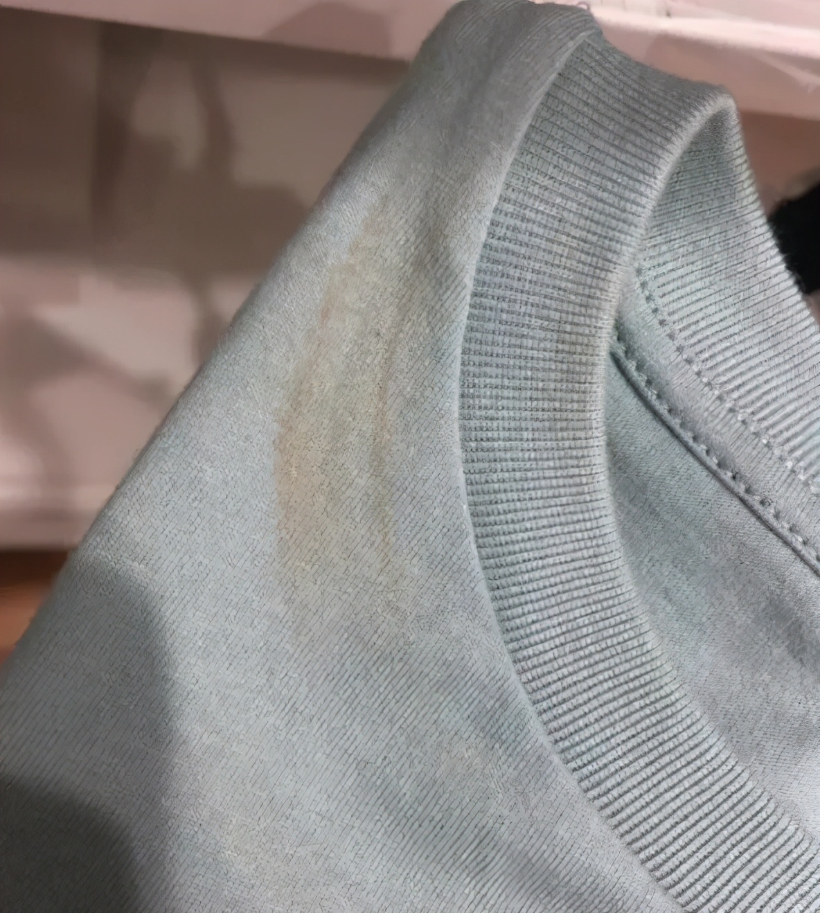 优衣库出镜拍摄,成人试穿优衣库童装拍照成热潮