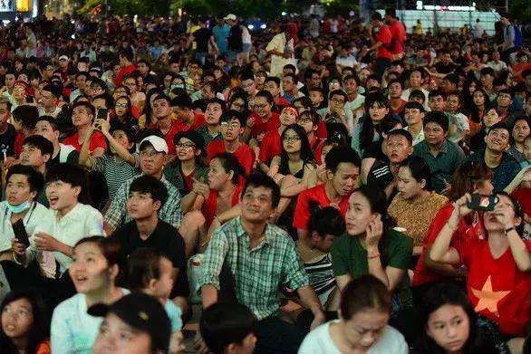 越南人有多爱足球？好多漂亮小姐姐都上街当起了“啦啦队”