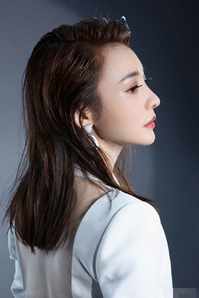 敢这样“露”的柳岩，坚强-是她的外衣