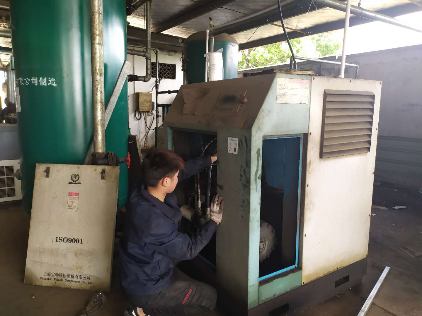 螺杆空压机油含水的危害,空压机油加多了有什么危害