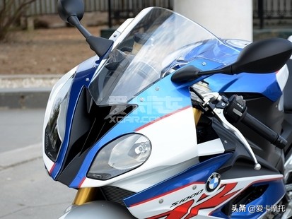 小姐姐骑着粉红色的仿赛摩托车,仿赛摩托车低座推荐