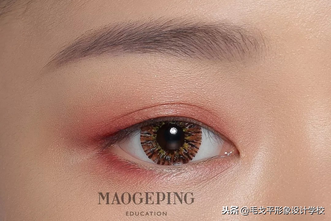 如何画出精致干净的眼妆,怎么画出整容脸