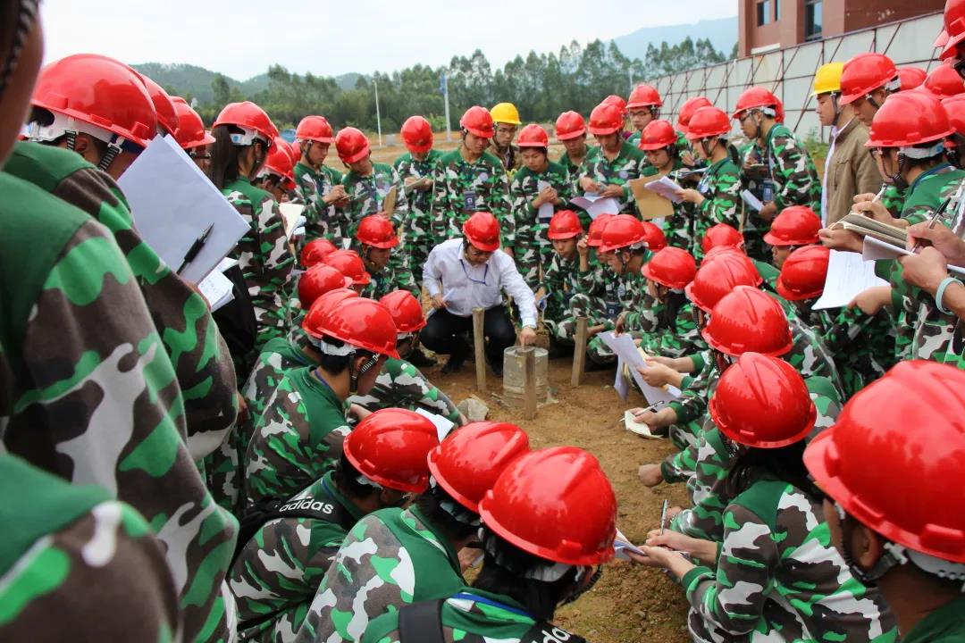 从“碧职院”站开往“前程似锦”站的三段式育人高铁已发车