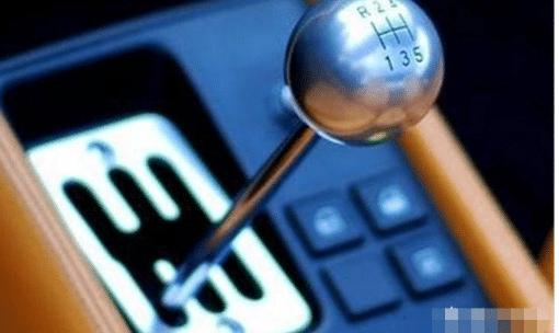 手动挡一挡换二挡顿挫是什么原因,手动挡起步一档换二档顿挫扣分吗