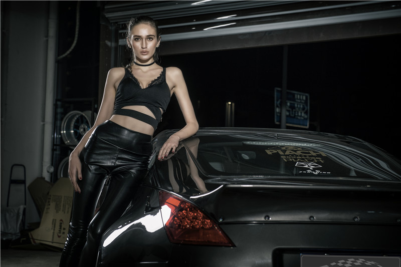 暗黑350Z邂逅冷面女郎 力量感爆棚