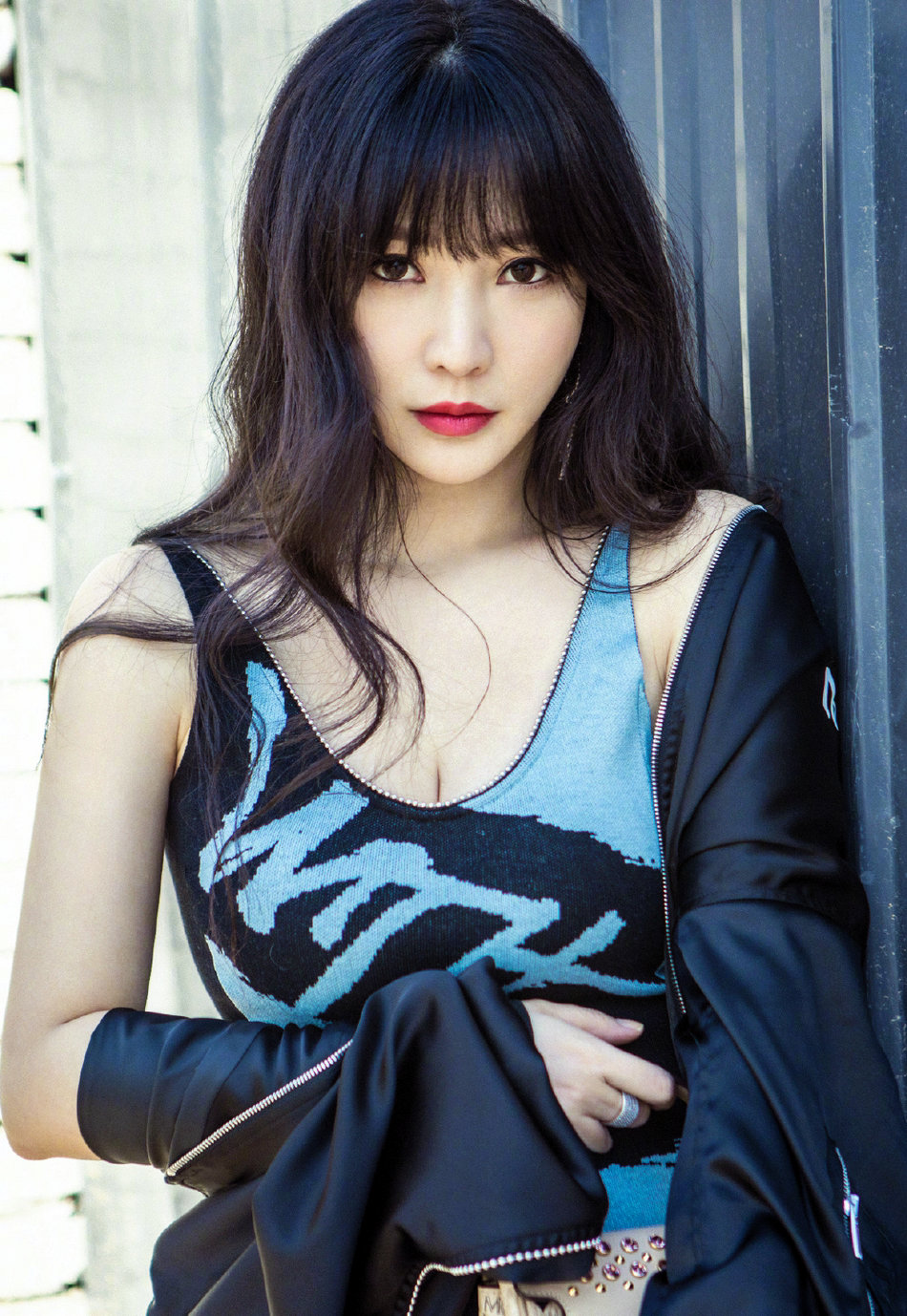 38岁柳岩一袭蕾丝长裙出席活动,柳岩圣诞写真