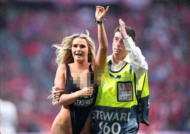 女球迷球场不雅行为遭谴责,女子球场不雅行为遭谴责