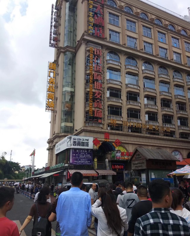 东兴越南风情街特产推荐,越南风情街在东兴口岸吗