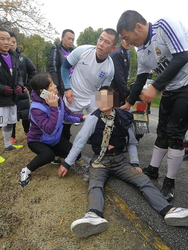 听到呼救声毫不犹豫跳进水中,听到求救男子冲进水中