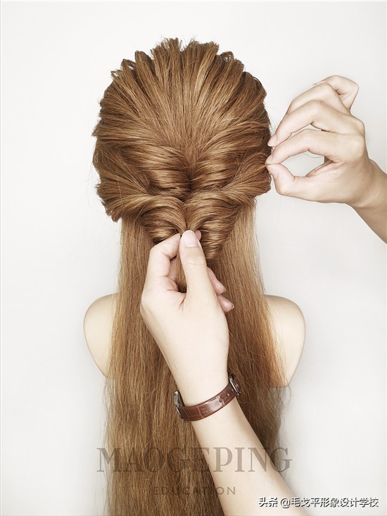 女人扎高马尾显气质还是低马尾,50岁女人扎低马尾简单又好看