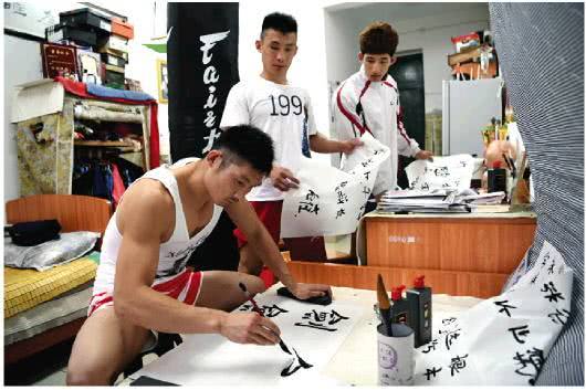 健身教练挑衅搏击教练,拳击教练遭挑衅