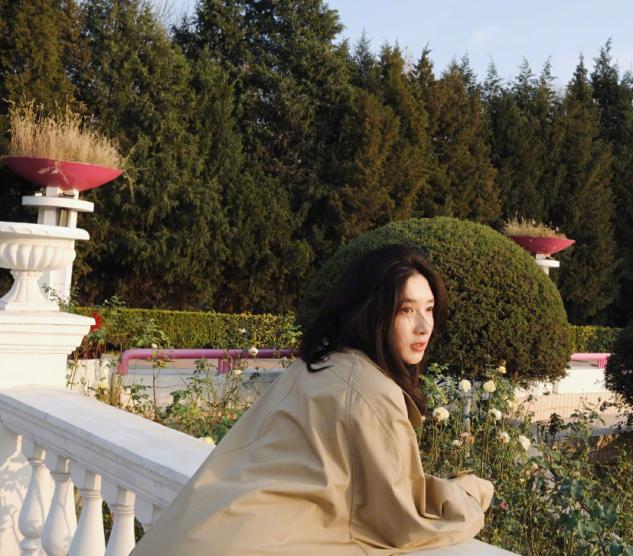 江疏影穿橙色吊带长裙明艳动人,江疏影黑色吊带开叉裙霸气出场