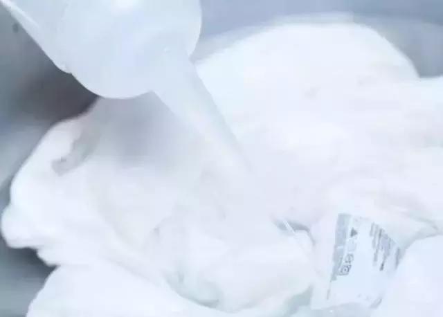 白衣服不小心染上了污渍怎么办,白衣服弄脏了怎么洗才能洗干净