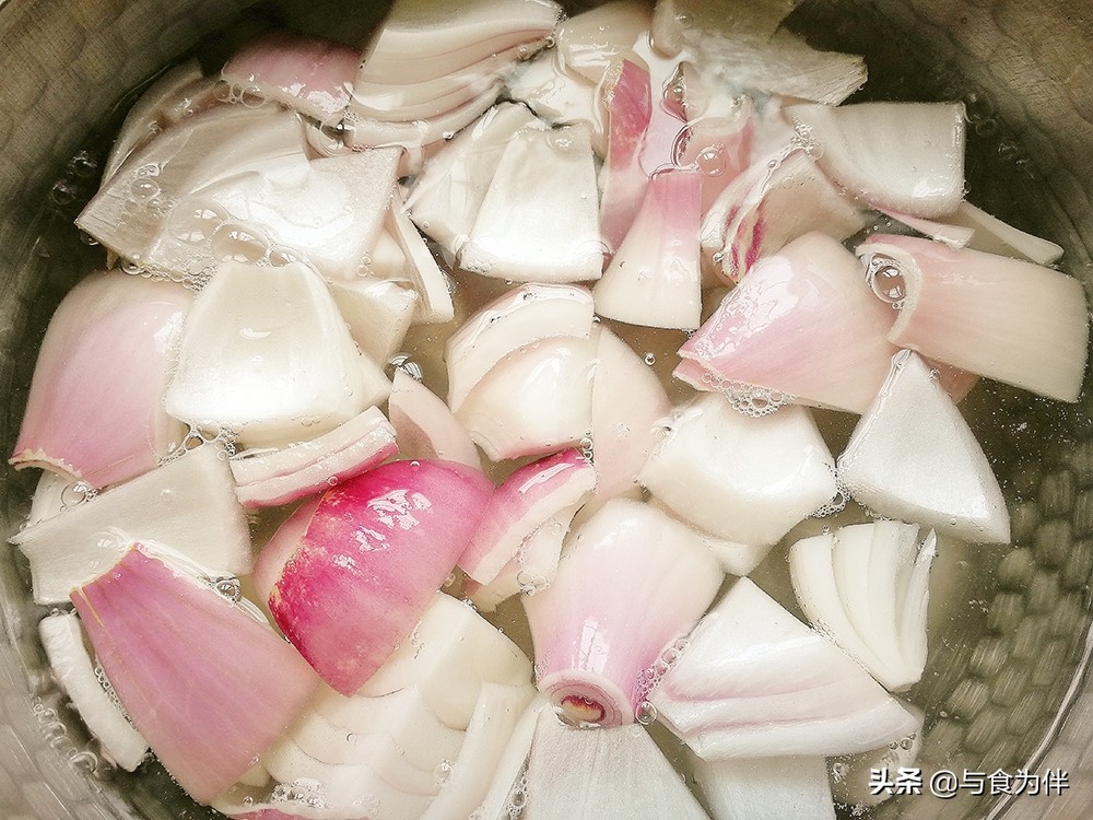 洋葱拌木耳洋葱泡水吗,洋葱拌木耳洋葱怎么做才不会辛辣